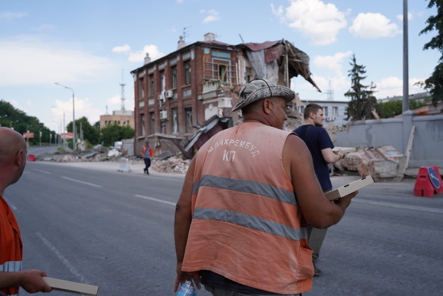 The fire and rescue crews got a pizza lunch in Kharkiv